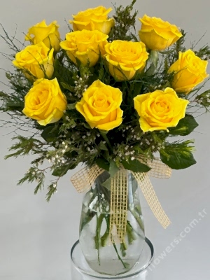 10 Yellow Rose In Vase